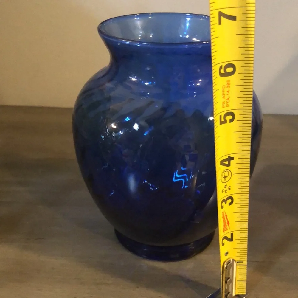 COBALT BLUE COLLECTIBLE SWIRL GLASS VASE